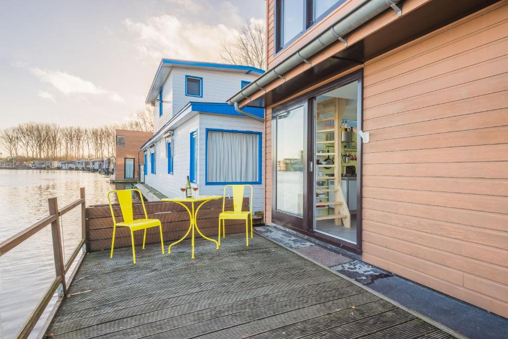 Houseboat studio with canalview and free bikes room 1