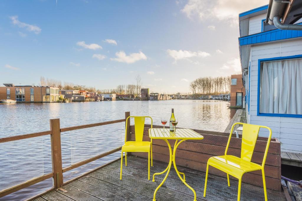 Houseboat studio with canalview and free bikes room 2