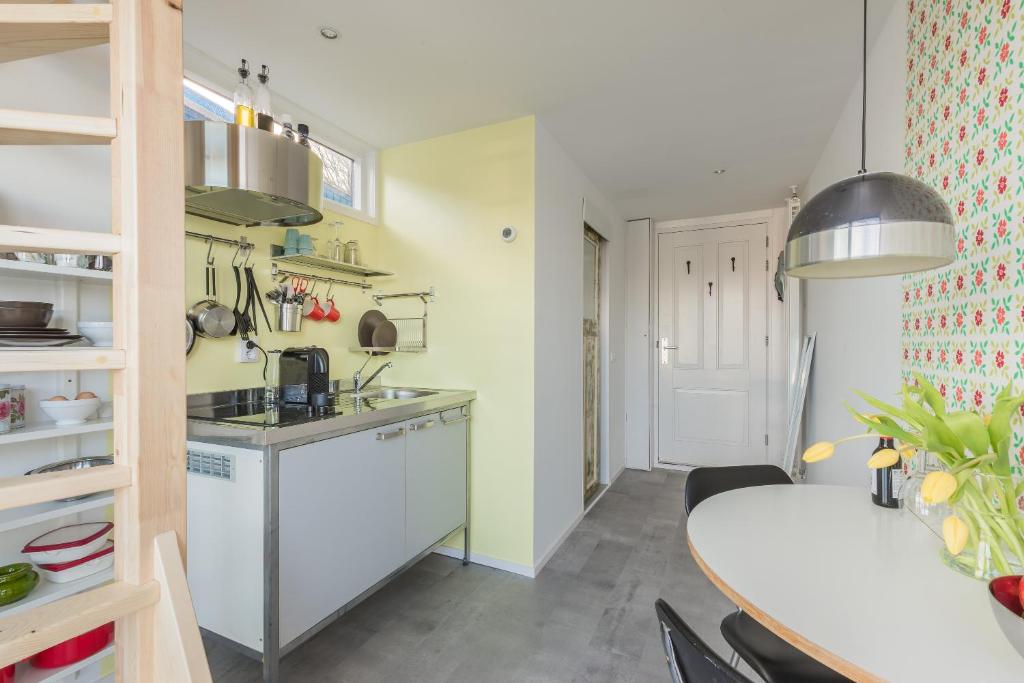 Houseboat studio with canalview and free bikes room 3
