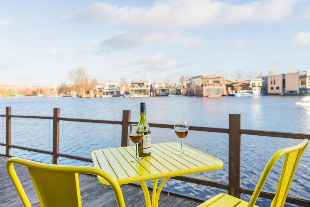 Houseboat studio with canalview and free bikes room 4