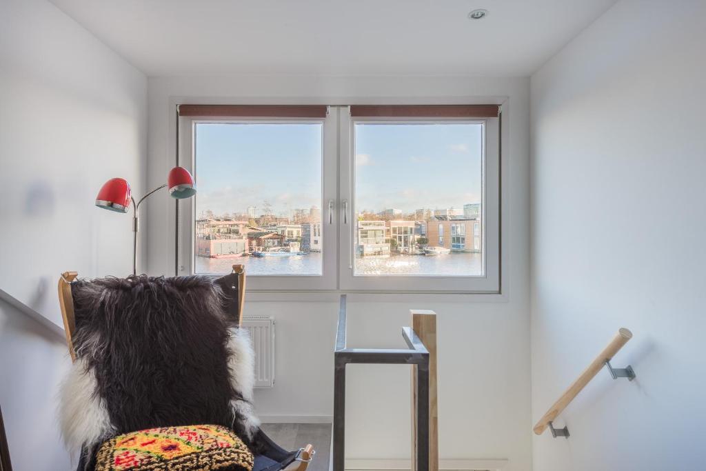 Houseboat studio with canalview and free bikes room 5